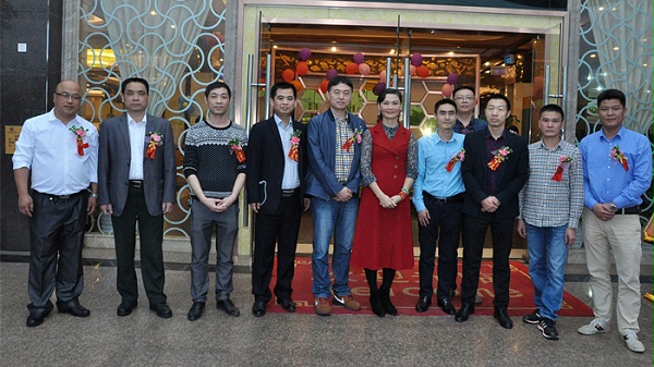 各部門經理活動現(xiàn)場門口迎賓