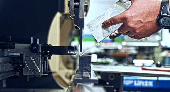 使用各種壓力機如何使大多數(shù)金屬沿直軸彎曲的示例