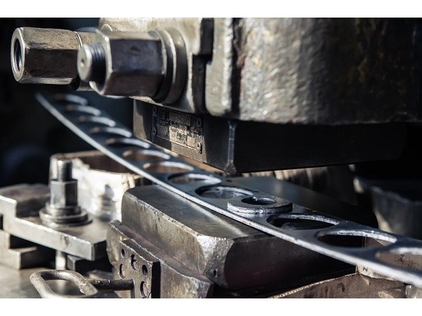 山東五金沖壓件加工廠，沖壓件變薄時如何調(diào)模？