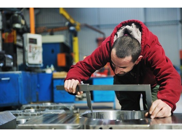 新安五金沖壓件加工廠，設(shè)計固定板提高沖壓加工效率