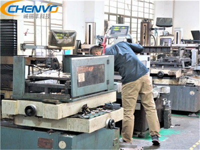 五金沖壓模具中，如何降低沖裁力呀？