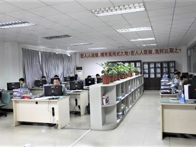 深圳五金沖壓廠，五金加工機(jī)械手操作8-誠瑞豐科技